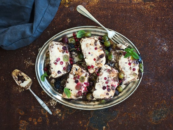 Quali sono i passaggi per un semifreddo al torroncino con salsa al caramello?