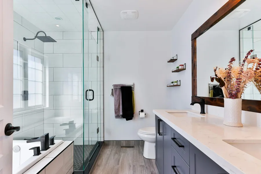 Quali soluzioni di arredo bagno esistono per persone con limitazioni motorie?