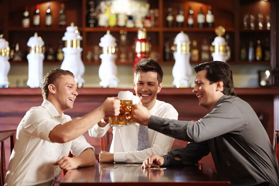 Come realizzare un angolo bar in casa per intrattenere gli ospiti con stile e funzionalità?