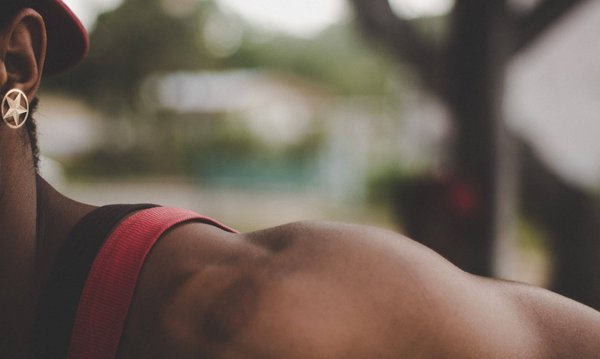 Quali sono i migliori consigli per indossare abiti con spalle scoperte in modo elegante?