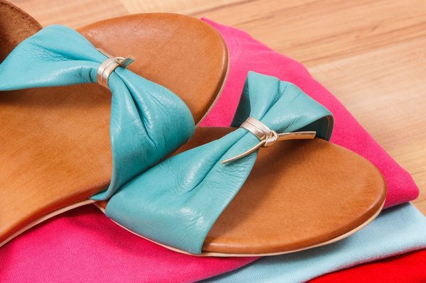 Quali sono i modelli di sandali a tacco basso più alla moda per l'estate?