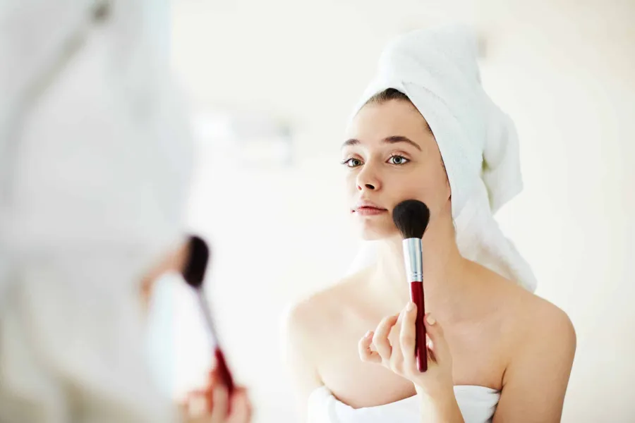 Come selezionare la giusta tonalità di rossetto per completare il tuo outfit da sera?